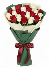Букет Микс из красных и белых роз в Ясенской