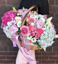 Композиция солнечный день в Ясенской Цветочная композиция из Розы, Хризантемы, Пионы и Лизиантусы в корзине в Ясенской