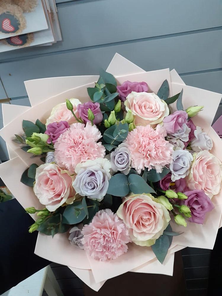 Букет цветов из: Розы, Гвоздики и Лизиантусы в Ясенской