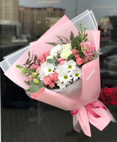 Букет цветов из: Розы, Лизиантусы и Хризантемы в Ясенской